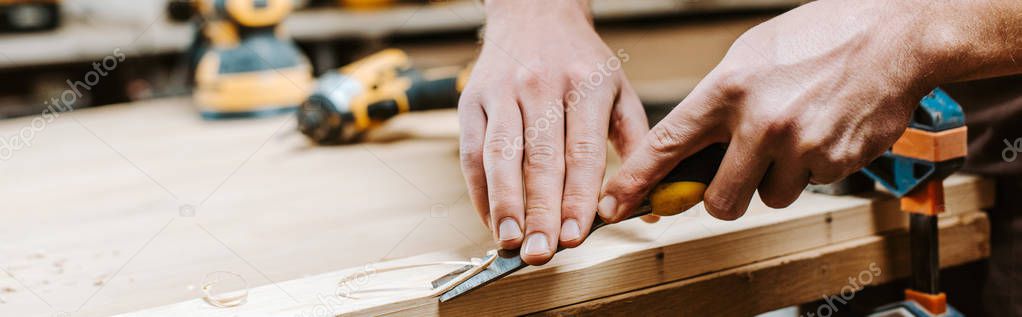 Holzarbeiten – Tischler bei der Arbeit