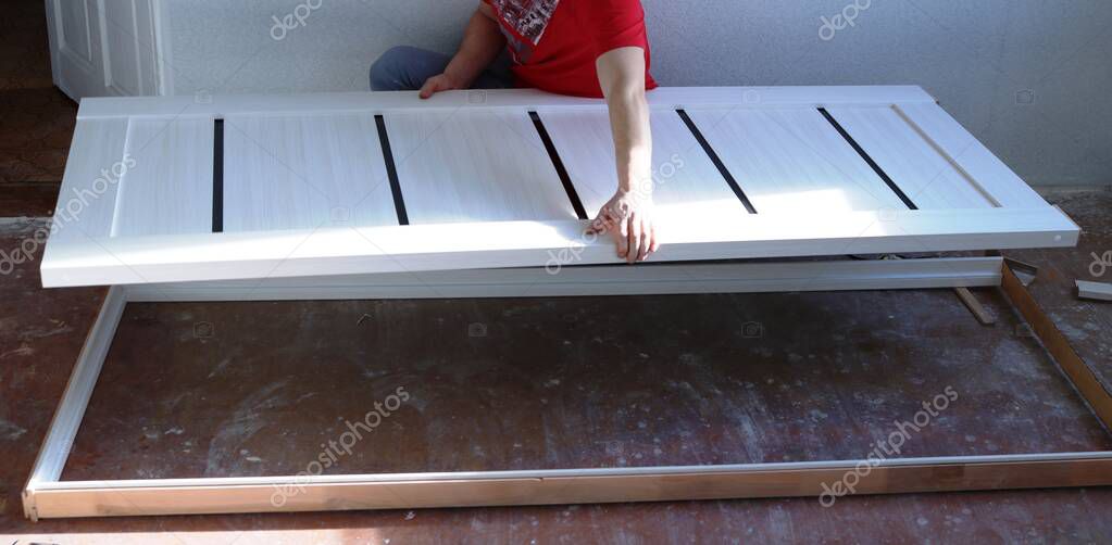 Montage einer Holztür mit Zarge