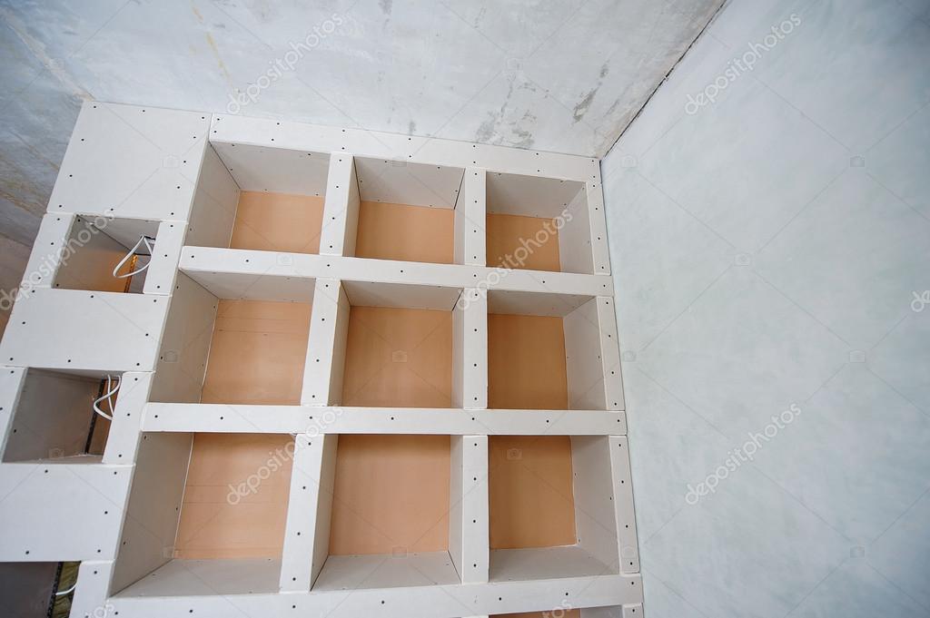 Trockenbau-Trennwand und abgehängte Decke