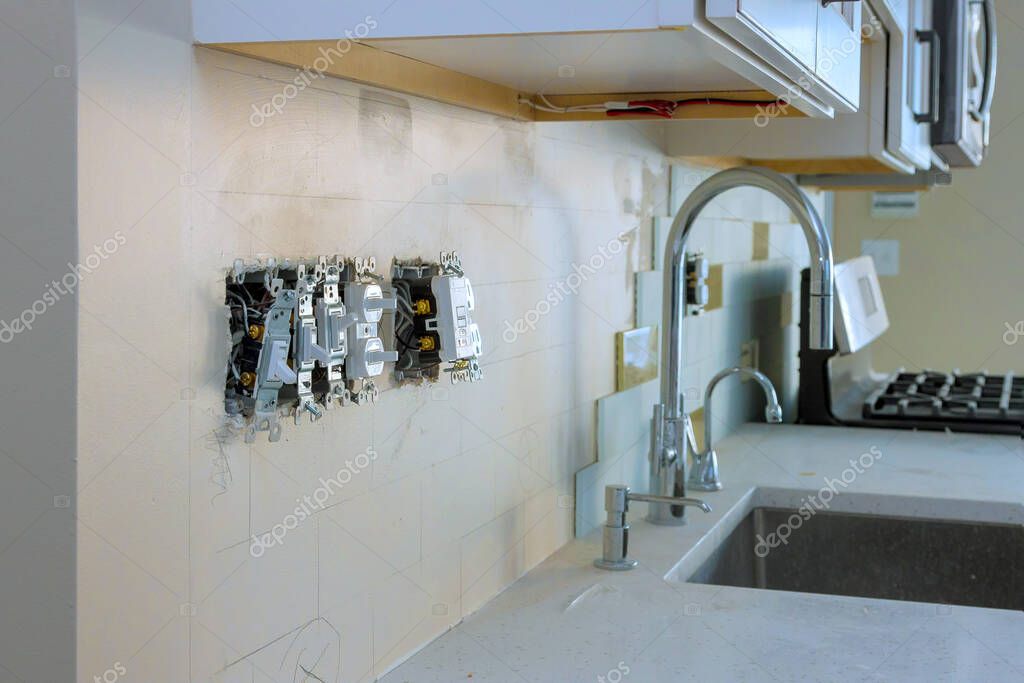 Küche mit modernen Elektroanschlüssen